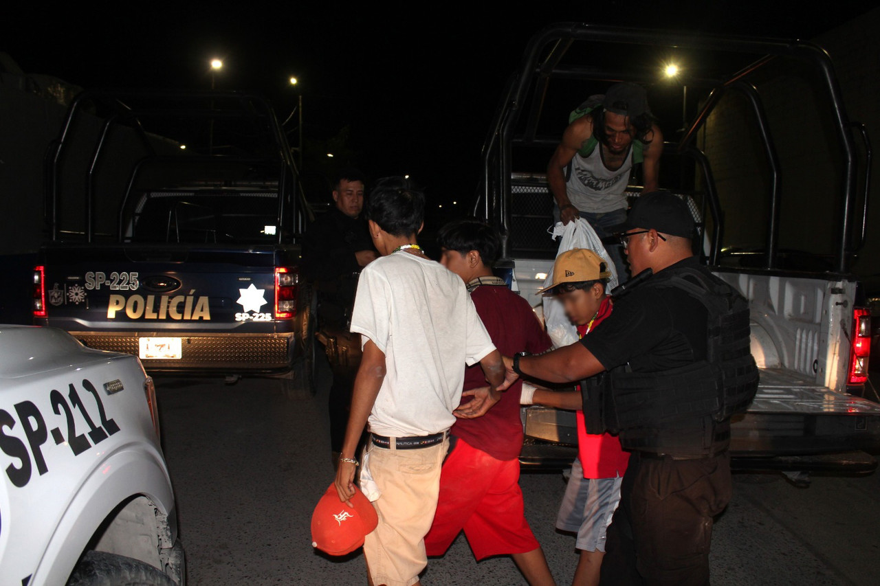 Detienen a menores por disturbios. Foto de Héctor Sosa.