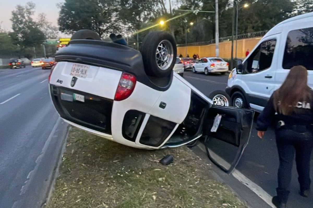 Autovolcado al norte de la CDMX.    Foto: Ramón Ramírez