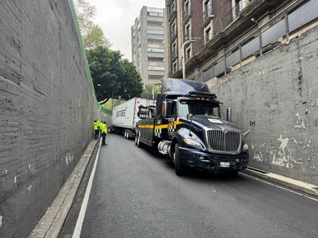 Tráiler se atora en Fray Servando y debe ser liberado por el personal de tránsito