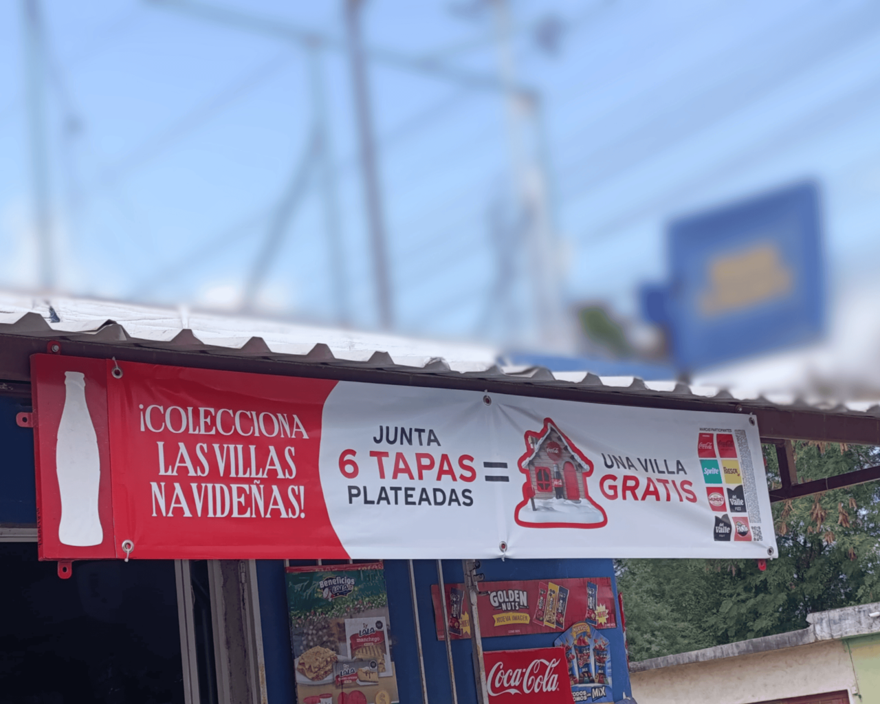 Luego de que rápidamente se difundiera la llegada de las villas navideñas de Coca-Cola 2024 en las grandes cadenas de supermercados, ahora llegan a las tienditas de la esquina. Foto: Victoria Jiménez