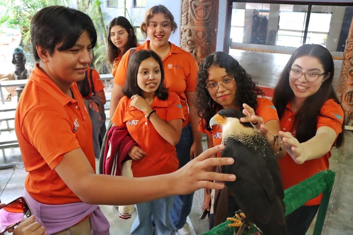 Los estudiantes que visitan el zoológico, aprenden al cuidado de cada especie y su nutrición. Foto: CPBT