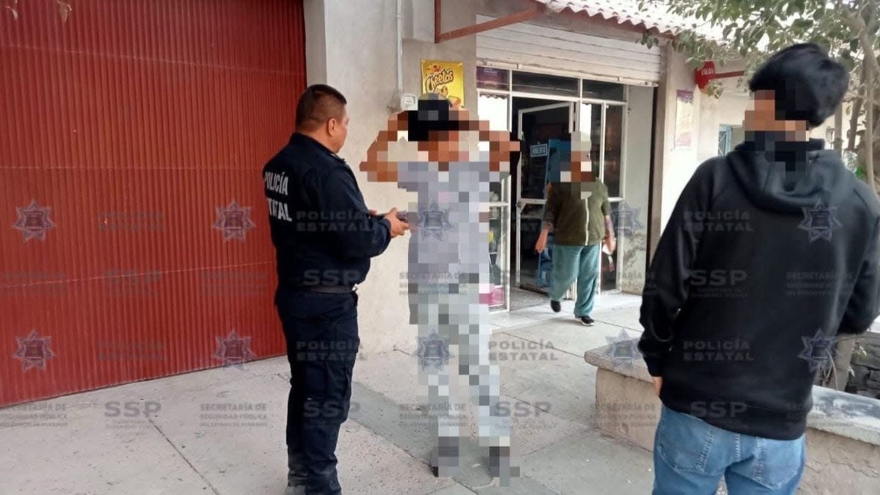 Policía Estatal junto al menor auxiliado por intento de extorsión. Foto: Facebook SSP Durango.