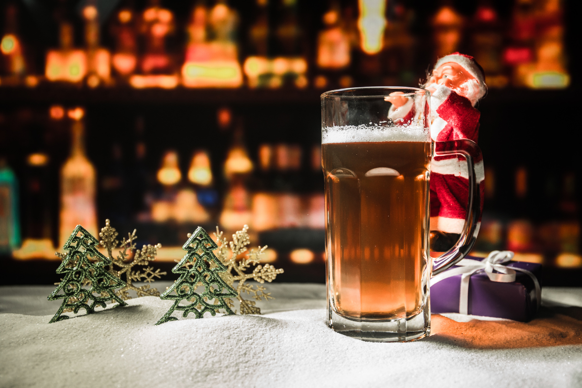 Fondo de bar navideño con cerveza artesanal. Foto: Canva