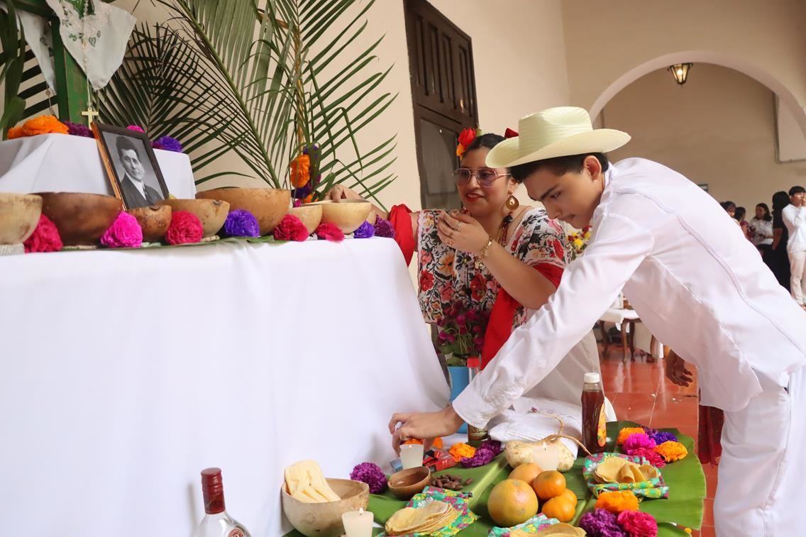 Alumnos de las diversas facultades y organismos de la UADY participaron el pasado miércoles en su tradicional concurso de altares.- Foto de la UADY