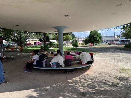 Migrantes en Mérida: Venezolanas duermen en un parque a la espera de su regularización