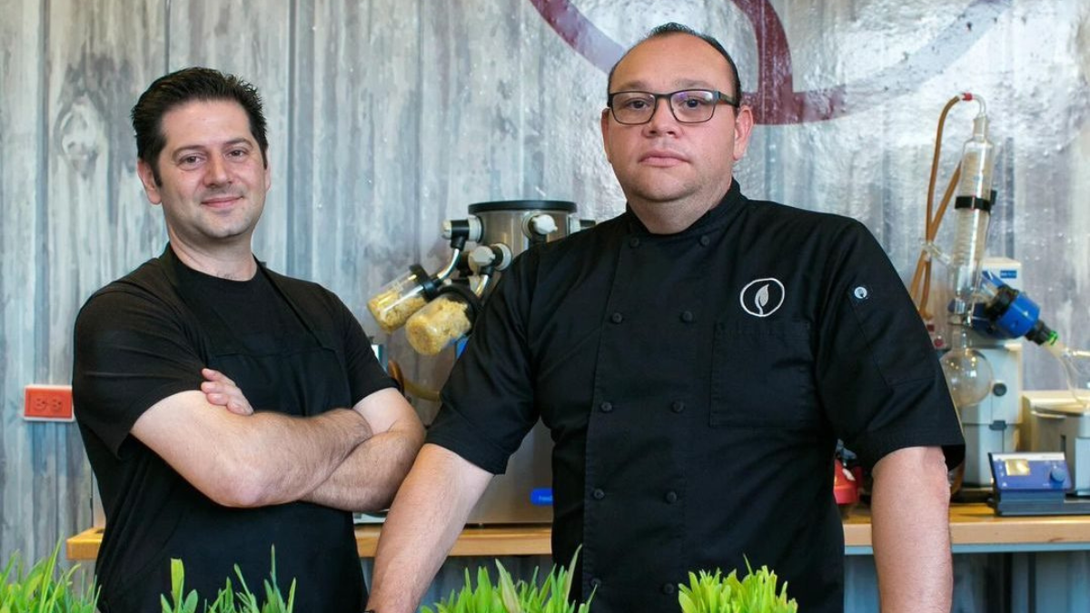 Eduardo Rukos y Pedro Evia, 2 de los 5 yucatecos reconocidos como los mejores chefs del mundo Foto: The Best Award