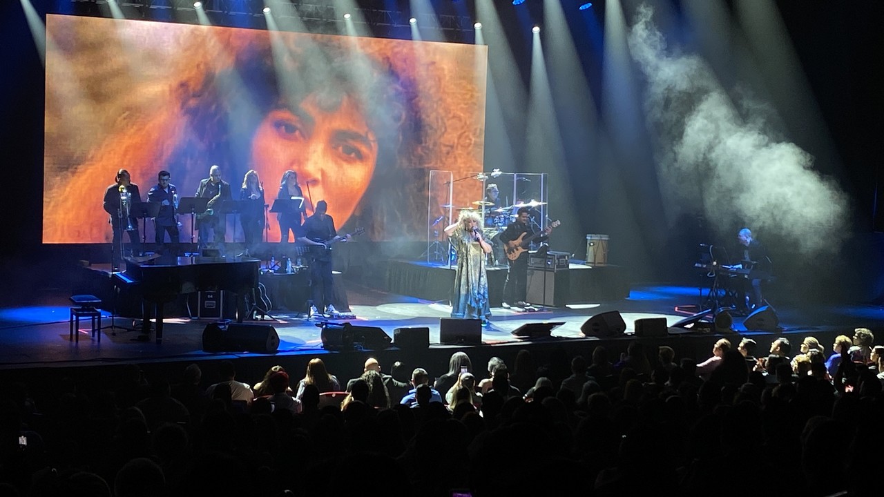 Amanda Miguel tuvo oportunidad de cantar durante el concierto temas de su nuevo disco 'Yo soy'. Fotos. Arturo González.