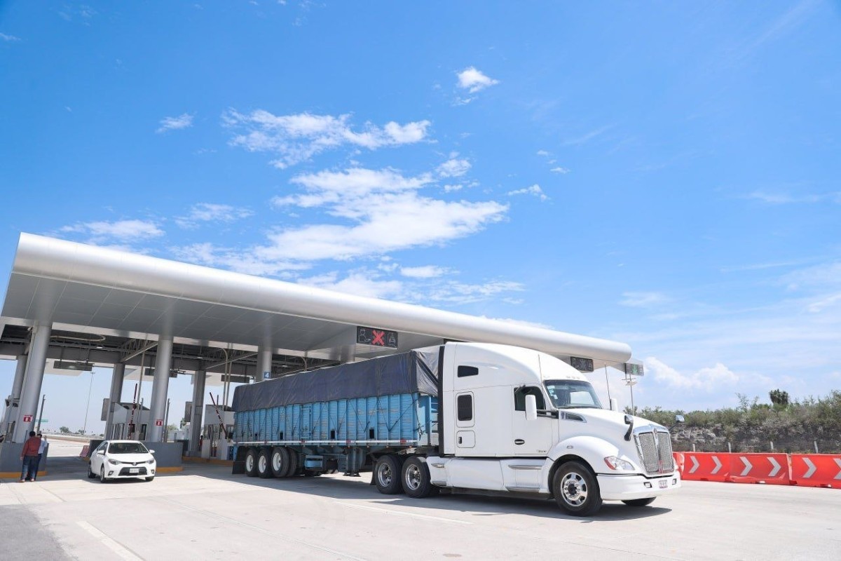 Una caseta y un tráiler. Foto: Red Estatal de Autopistas de Nuevo León