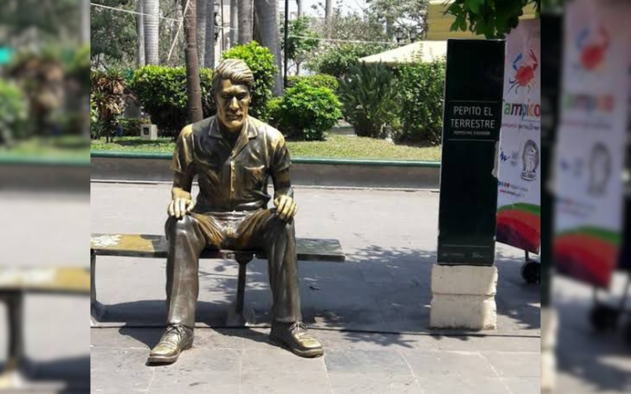 Estatua de Pepito el terrestre en la plaza principal de Tampico. Foto: Sanju Pineda