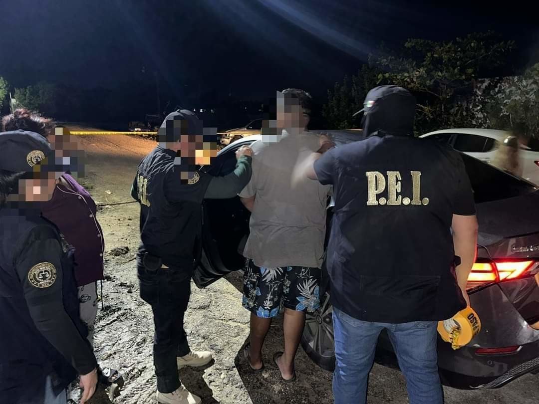 Un operativo antidrogas se realizó la madrugada de este miércoles que dejó como saldo dos detenidos y el aseguramiento de varios kilos de droga.- Foto de Telesur Yucatán