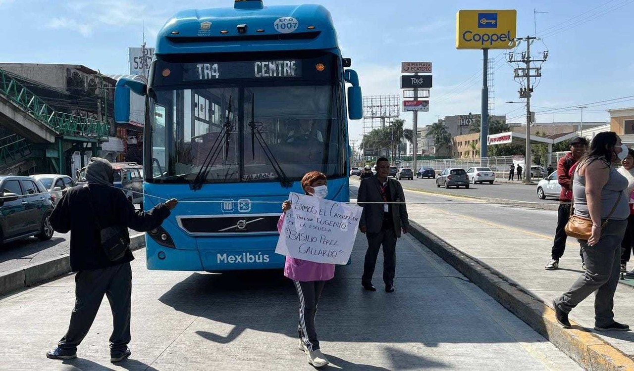 Acusan a director de primaria de abuso de autoridad; padres bloquean Av. Central en Ecatepec. Foto: POSTA