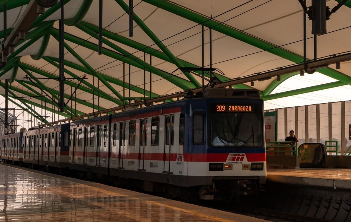 Menor de 15 años cae a las vías del metro en Monterrey. Foto: Metrorrey.