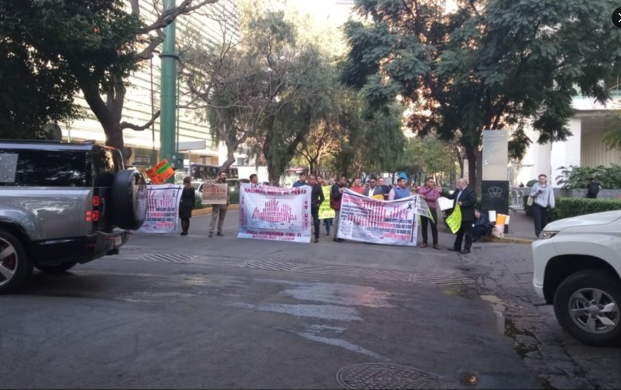 Personas manifestándose en CDMX.    Foto: @OVIALCDMX