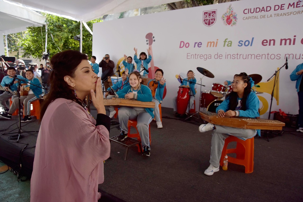 Niños con los instrumentos que les dio Clara Brugada. Foto: Gobierno CDMX