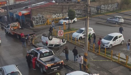 ¡Perdió el control! Vuelca taxi en Tultitlán sobre López Portillo