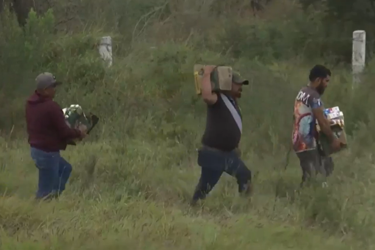 Transeúntes que circulaban por el lugar fueron acercándose al incidente en busca del producto que quedó esparcido en el sitio.