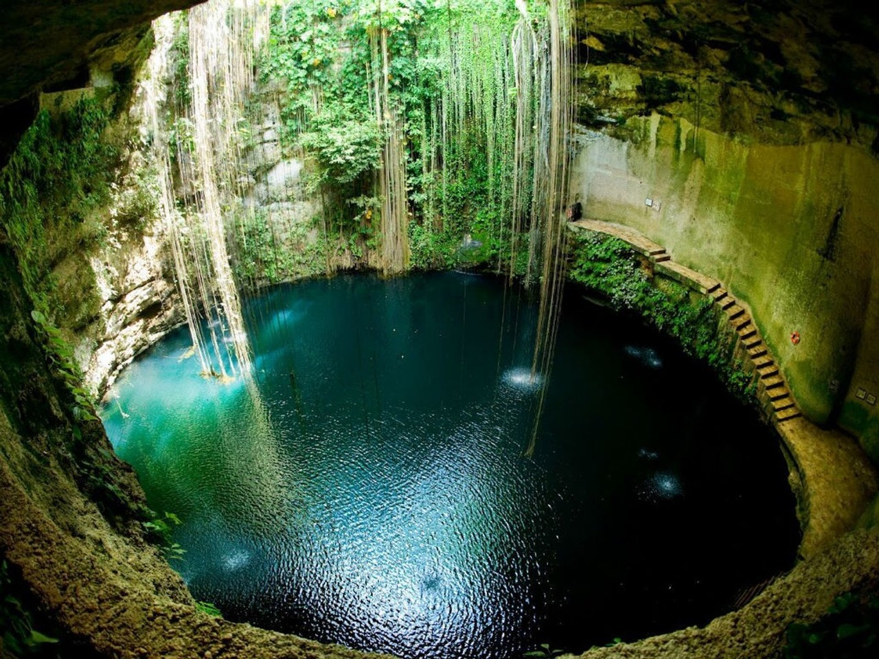 En la Península de Yucatán los cenotes son un atractivo por la frescura de sus aguas y porque es la región donde hay más formaciones de este tipo.- Foto de National Geographic