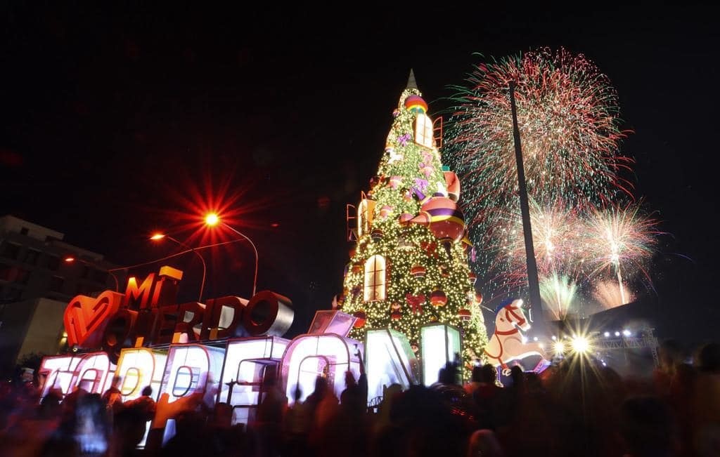 Se colocó un monumental pino navideño en la Plaza Mayor de Torreón. (Fotografía: Manolo Jiménez)