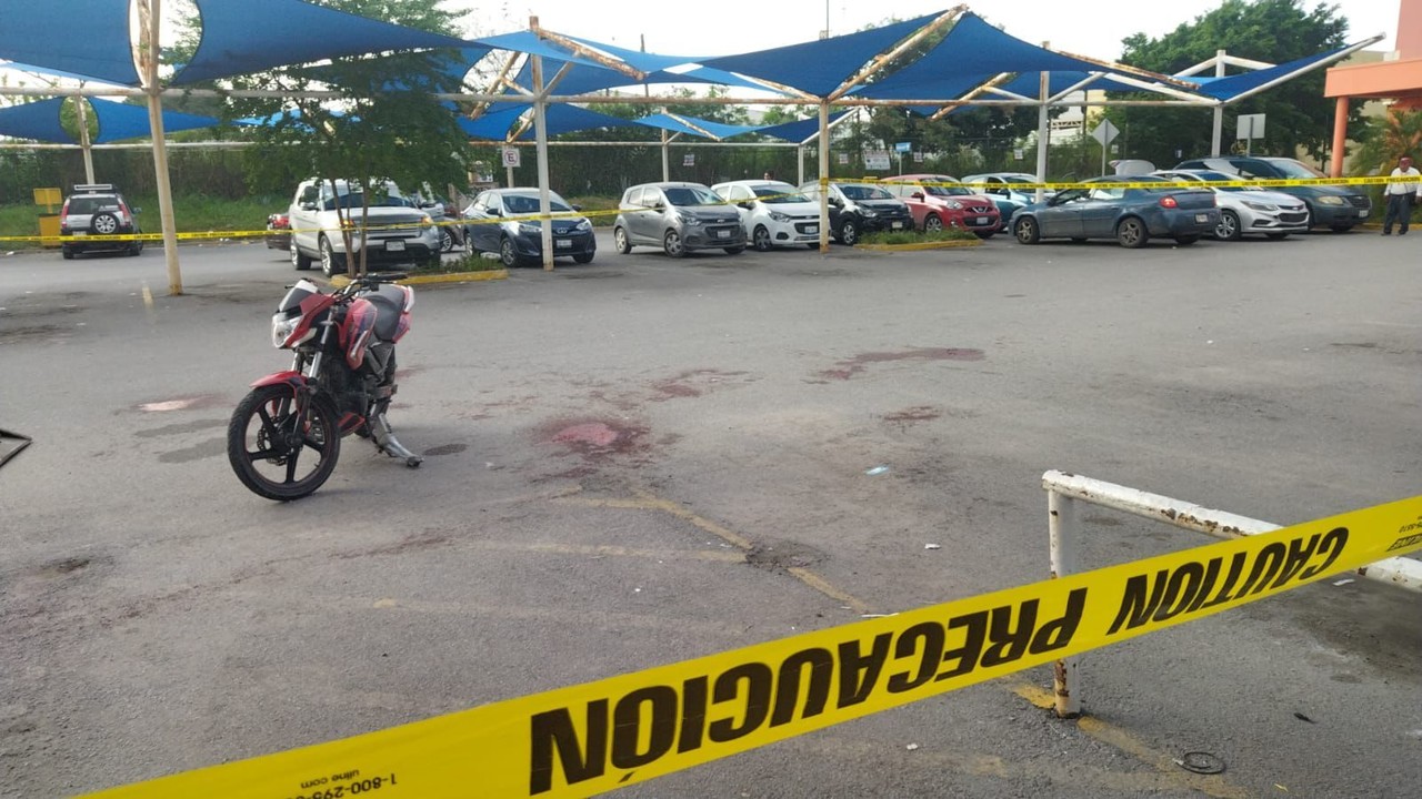 Un motociclista repartidor de Mercado Libre perdió la vida durante la madrugada de este martes, al degollarse con un cable tensor que colgaba en el estacionamiento de Walmart sucursal Aeropuerto de Tampico. Foto: Axel Hassel