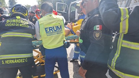 Persona en situación vulnerable se lanza de puente peatonal, es llevado al hospital