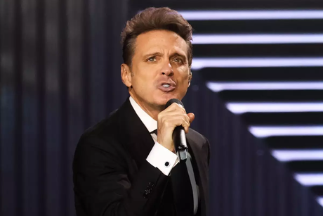 Mira lo que le aventaron a Luis Miguel durante su concierto en Tampico ¿tú que le aventarías?