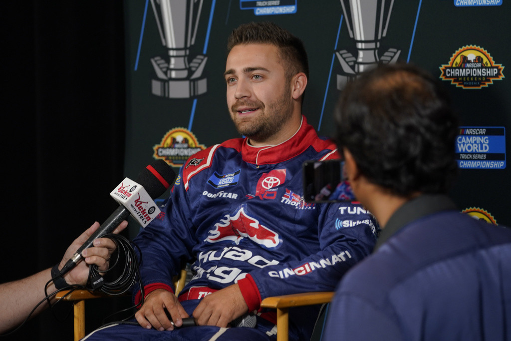 Ty Majeski, piloto de la Serie de CAmiones de la NASCAR, habla con la prensa el 3 de noviembre de 2022, en Phoenix (AP Foto/Matt York, archivo)