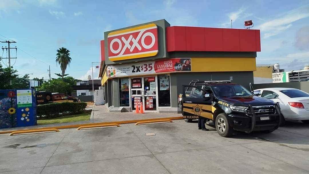 Sujetos a bordo de una moto llegaron a un OXXO de Ciudad Caucel en Mérida para cometer el delito de robo.- Foto de Telesur Yucatán