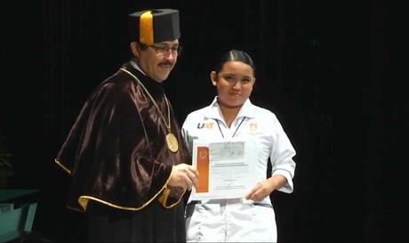 Danna, amiga de Melanie recibe 'Premio a la labor humanista' por parte de la UAT