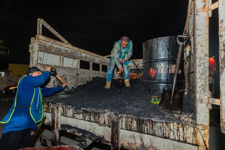 Cecilia Patrón continúa jornada de repavimentación nocturna, en la comisaría de Dzityá