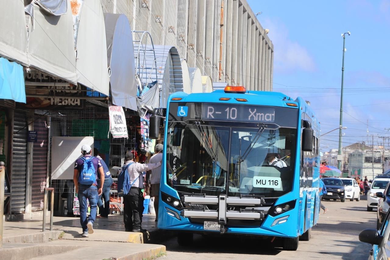 Este lunes comenzaron operar las nuevas ubicaciones de los paraderos de servicio de transporte del centro de Mérida.- Foto de la ATY