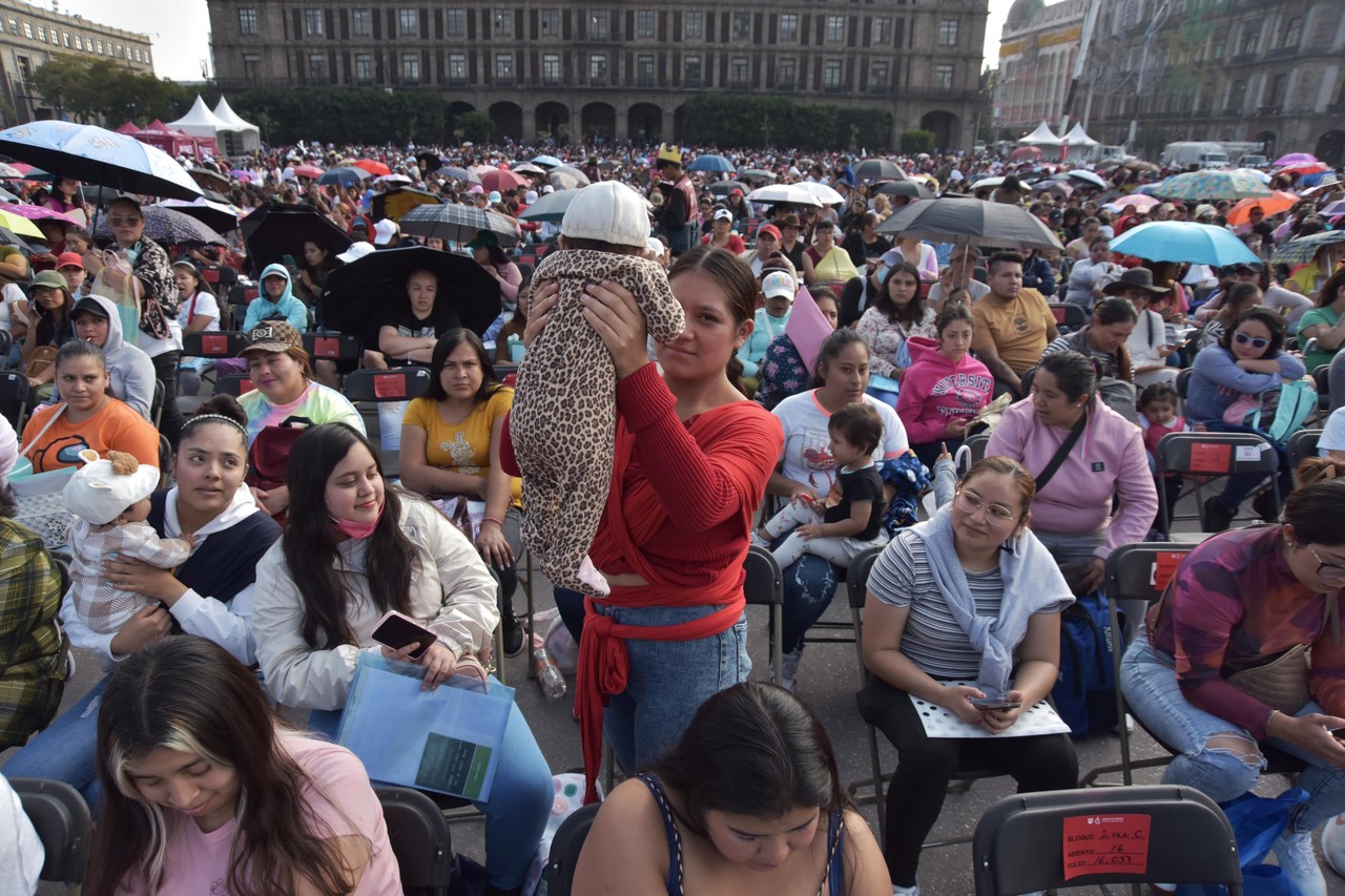 Mamás recibieron apoyo económico para sus bebés. Foto: @GobCDMX