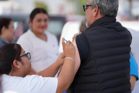 Salud de Nuevo León invita a vacunarse contra COVID e influenza