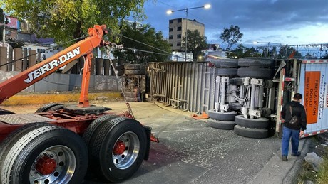 Volcadura de trailer paraliza la autopista México-Toluca