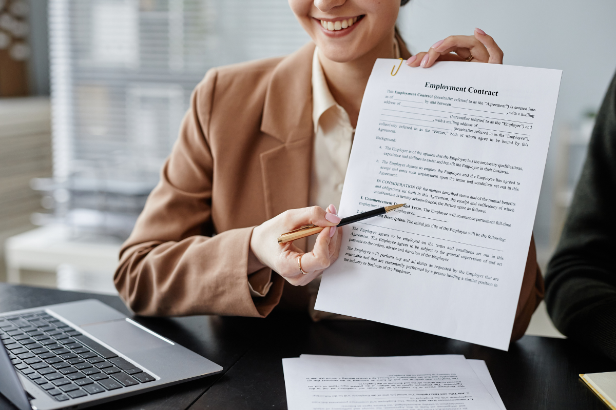 Mujer en entrevista de trabajo con CV. Foto: Canva