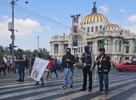 ¡Cierran Eje Central! Vagoneros protestan por empleo y vivienda