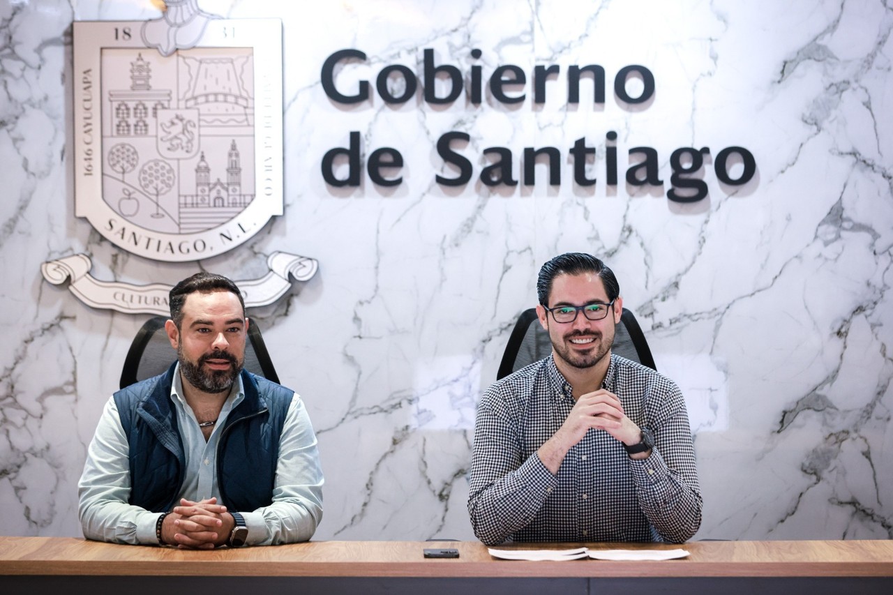 David de la Peña en la ceremonia de entrega de reconocimiento. Foto: Municipio de Santiago.