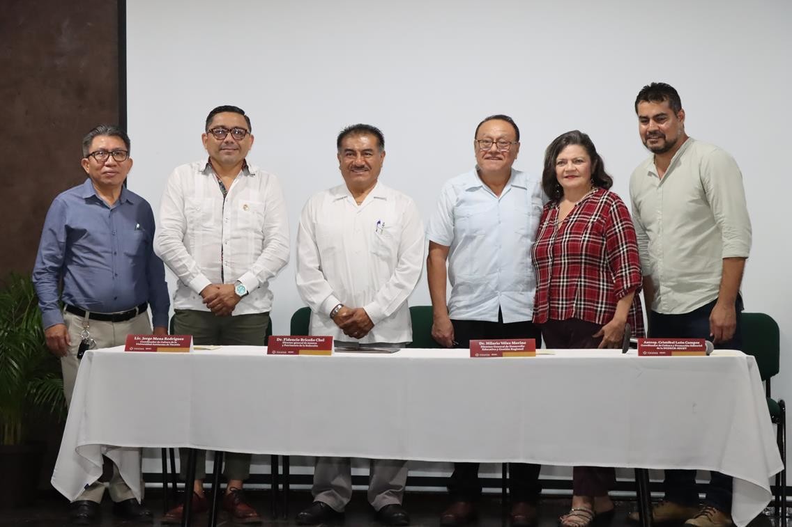 Autoridades educativas participaron en una rueda de prensa en la que anunciaron diversos concursos en el marco del 150 aniversario del natalicio de  Felipe Carrillo Puerto.- Foto de la UADY