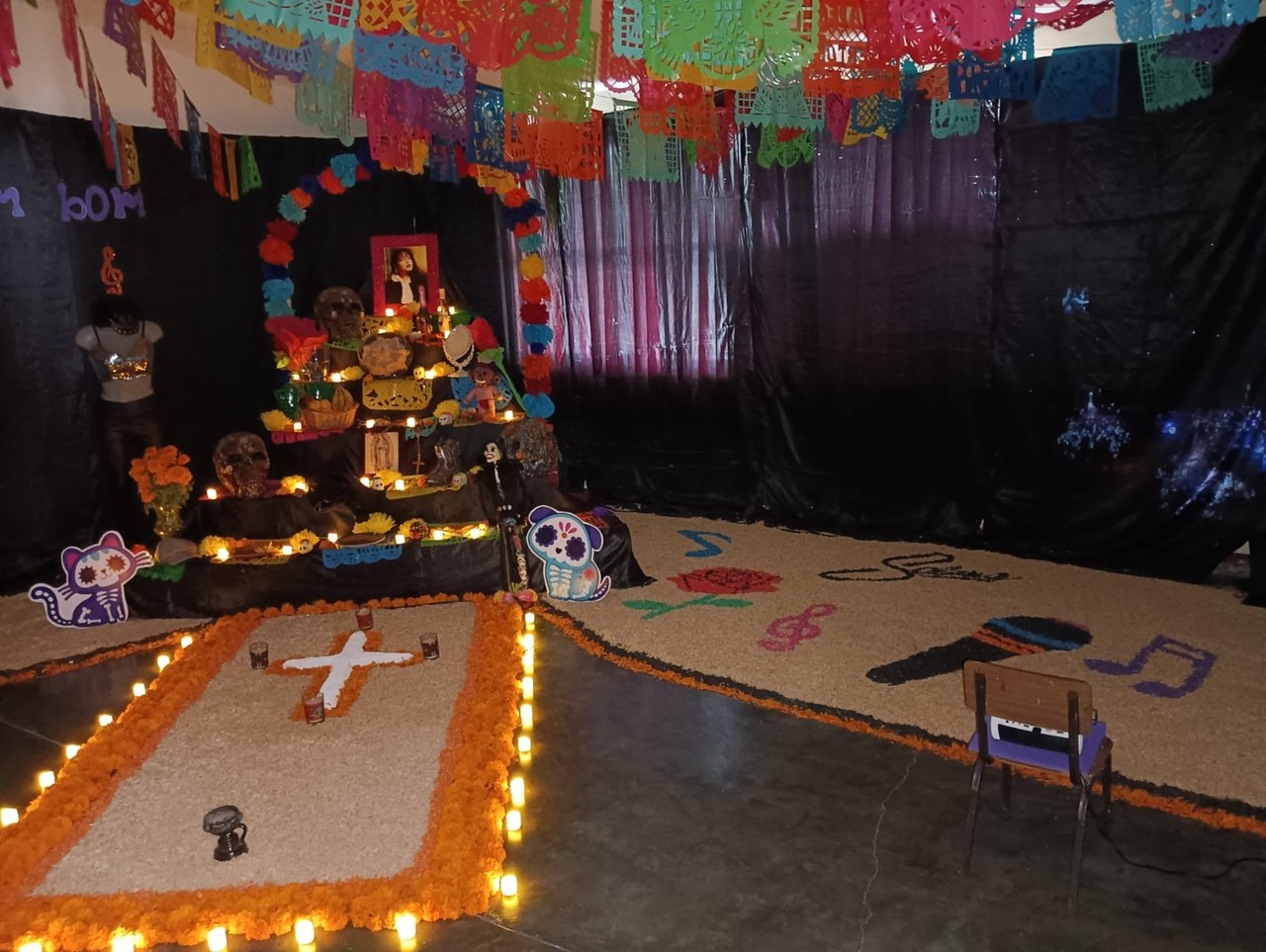 El altar de muertos dedicado a Selena hecho por el Jardín de Niños contó con todos los elementos que requiere para la ofrenda. Fotos. Cortesía Profra. Laura González.