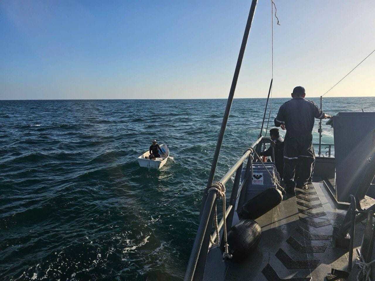 Un pescador que se quedó varado a 139 kilómetros de Puerto Progreso fue rescatado tras varios días en alta mar.- Foto de Telesur Yucatán