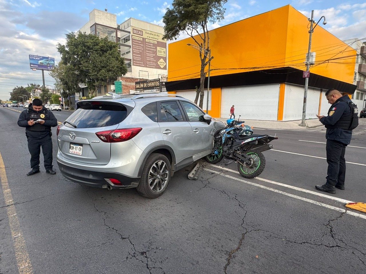 ¡De milagro! Motociclista choca de frente contra camioneta en GAM y sobrevive