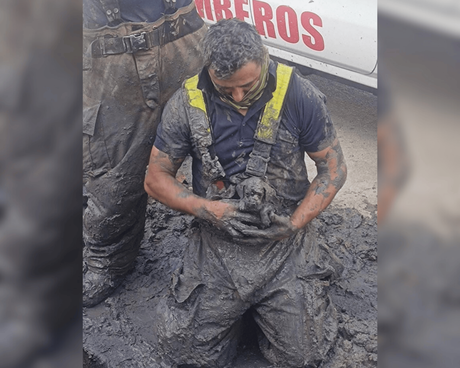 Bomberos héroes en Matamoros; rescatan a un cachorro caído en la red de drenaje