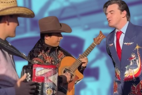 Drake Bell realiza una versión norteña del intro de Drake & Josh