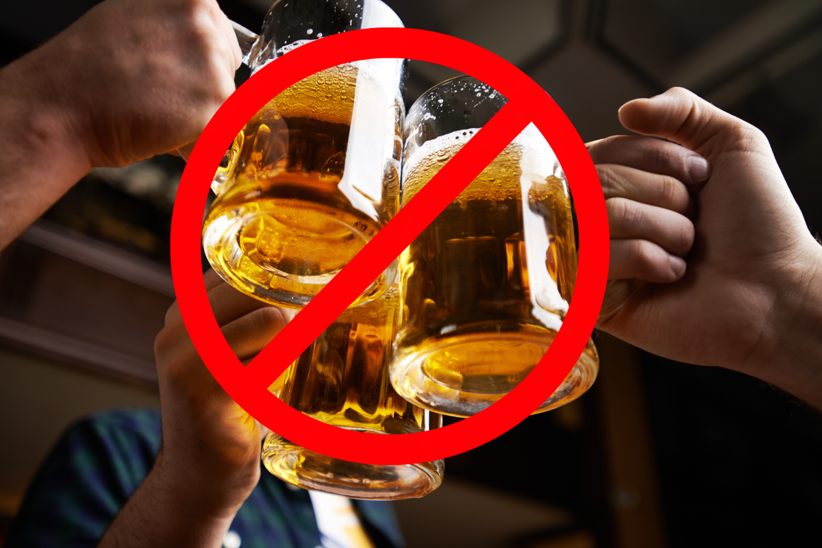 De fondo personas con tarros de cerveza, símbolo de prohibido. Foto: Canva