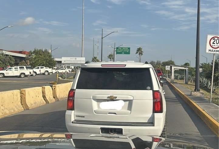 Este lunes, los cruces fronterizos en Matamoros presentan largas filas tanto para vehículos como para peatones. Foto: Redes sociales