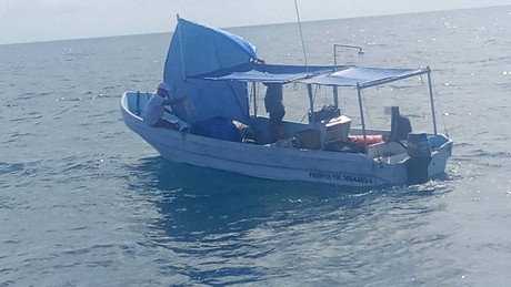 Rescate en mar yucateco: ayudan a barco para llegar a tierra tras falla mecánica