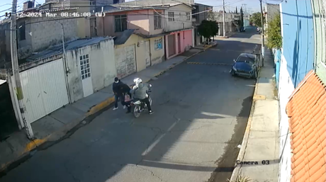 Motorratones asaltan a un hombre en Ecatepec (VIDEO)