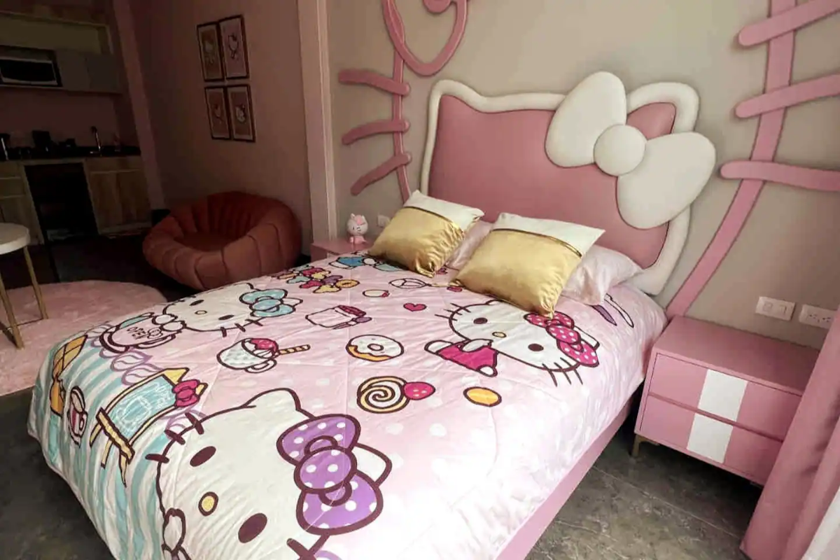 Cama de Hello Kitty con accesorios. Foto: Airbnb