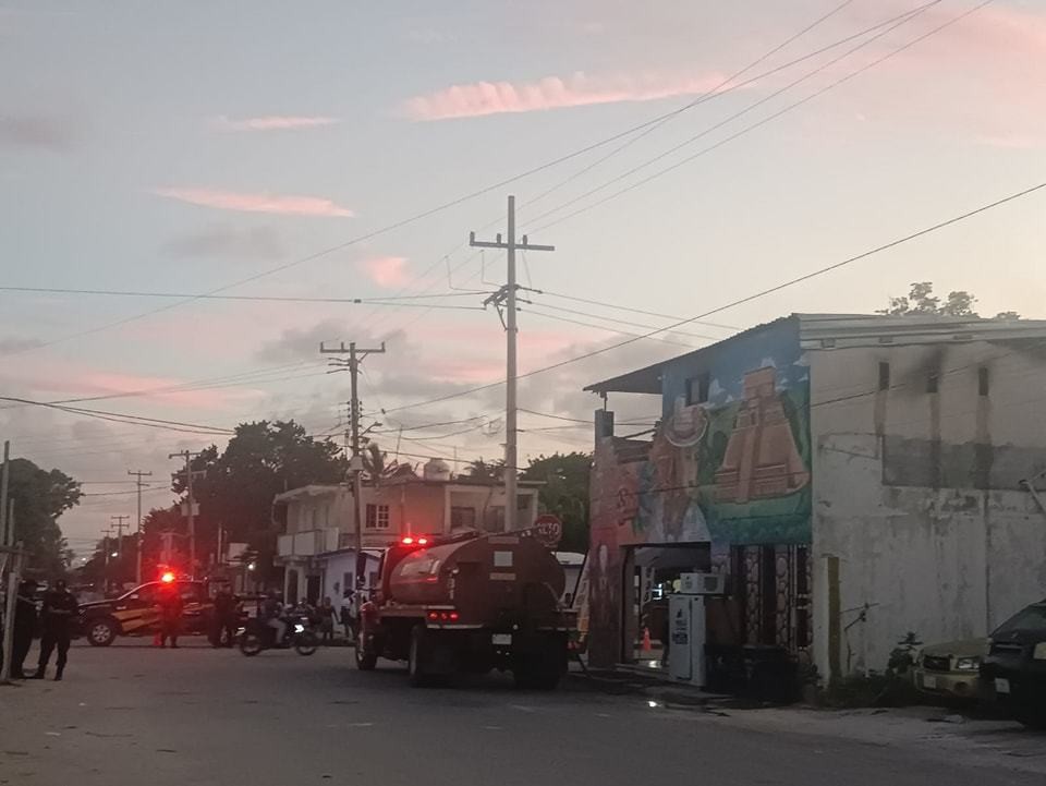 Dueños de la cafetería Coastal Café Chelem lamentaron el incendio registrado la tarde del lunes pasado.- Foto de El Faro Yucateco