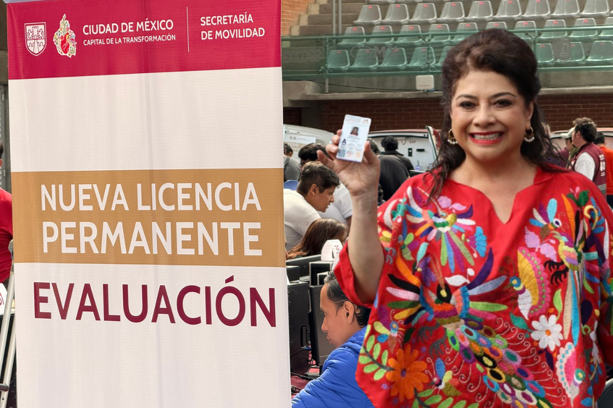 Clara Brugada con su Licencia de Conducir Permanente.    Foto: SEMOVI CDMX