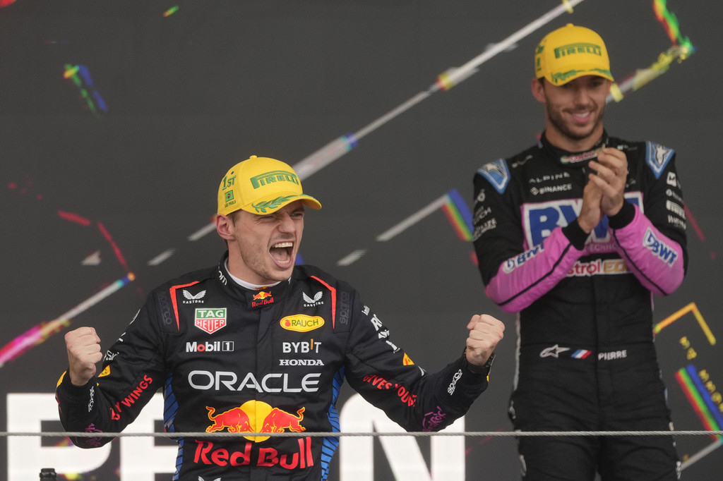 El piloto de Red Bull Max Verstappen, de los Países Bajos, a la izquierda, celebra en el podio su primer lugar en el Gran Premio de Brasil de Fórmula Uno en el autódromo de Interlagos, en Sao Paulo, el domingo 3 de noviembre de 2024. (AP Foto/Andre Penner)